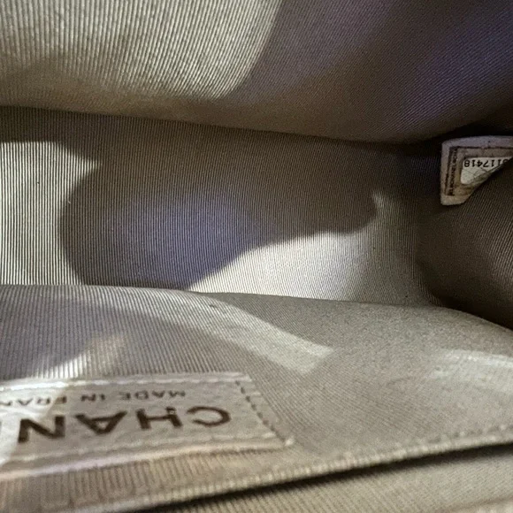 Chanel Medium Boy Bag - Picture 6 of 7